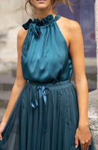 Load image into Gallery viewer, Sleeveless Satin Top With American Collar
